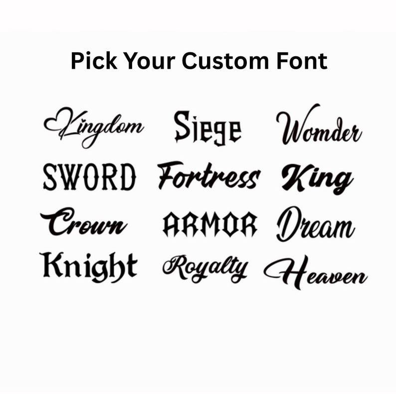 Puede incluir: Un gr&aacute;fico en blanco y negro que muestra el texto Pick Your Custom Font seguido de doce estilos de fuente distintos etiquetados con las palabras Kingdom, Siege, Womder, SWORD, Fortress, King, Crown, ARMOR, Dream, Knight, Royalty y Heaven.