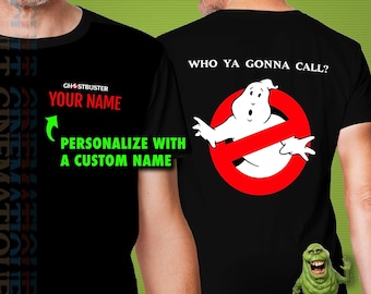 Op de afbeelding: Zwart T-shirt met een wit Ghostbusters-logo op de achterkant. Het logo toont een geest met de woorden "Who ya gonna call?" erboven. De voorkant van het shirt heeft de woorden "Ghostbuster" en "Your Name" in wit.