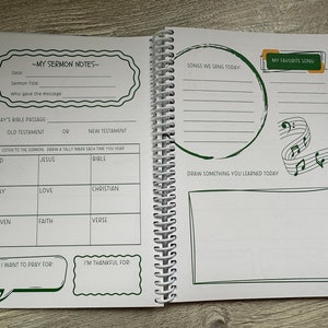 Peut inclure: Un carnet vert et blanc avec une reliure spirale. La couverture avant porte le titre "Mes notes de sermon" et la couverture arri&egrave;re porte le titre "Ma chanson pr&eacute;f&eacute;r&eacute;e". Le carnet comporte des sections pour noter la date, le titre du sermon, qui a donn&eacute; le message, le passage biblique du jour et les chants que nous avons chant&eacute;s aujourd'hui. Il y a aussi des sections pour dessiner quelque chose que vous avez appris aujourd'hui et pour &eacute;crire ce pour quoi vous voulez prier et ce pour quoi vous &ecirc;tes reconnaissant.