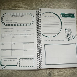 Peut inclure: Un carnet noir et blanc avec un design vert et blanc. Le carnet est ouvert &agrave; une page avec le titre "Mes notes de sermon" et une section pour &eacute;crire les chants chant&eacute;s lors d'un service religieux. La page comprend &eacute;galement une section pour dessiner quelque chose appris lors du service.