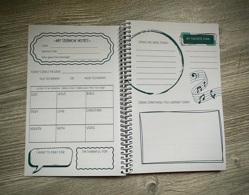 Peut inclure: Un carnet noir et blanc avec un design vert et blanc. Le carnet est ouvert &agrave; une page avec le titre "Mes notes de sermon" et une section pour &eacute;crire les chants chant&eacute;s lors d'un service religieux. La page comprend &eacute;galement une section pour dessiner quelque chose appris lors du service.