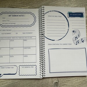 Peut inclure: Un carnet blanc avec des accents bleus et une reliure spirale. Le carnet comprend des sections pour les notes de sermon, les chants et un chant pr&eacute;f&eacute;r&eacute;. Il comprend une section pour dessiner quelque chose appris aujourd'hui et une section pour &eacute;crire ce pour quoi vous voulez prier et ce pour quoi vous &ecirc;tes reconnaissant.