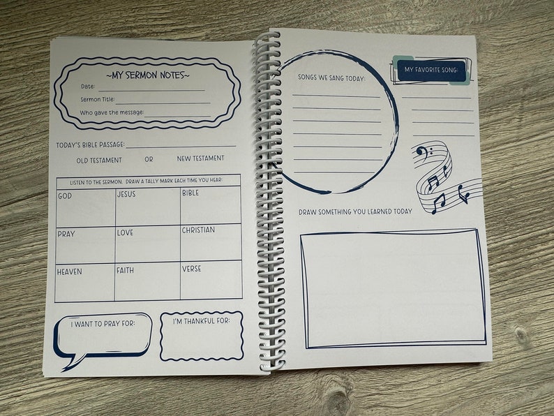 Peut inclure: Un carnet blanc avec des accents bleus et une reliure spirale. Le carnet comprend des sections pour les notes de sermon, les chants et un chant pr&eacute;f&eacute;r&eacute;. Il comprend une section pour dessiner quelque chose appris aujourd'hui et une section pour &eacute;crire ce pour quoi vous voulez prier et ce pour quoi vous &ecirc;tes reconnaissant.