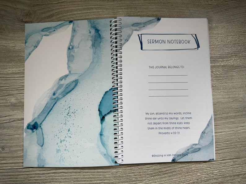 Peut inclure: Un carnet &agrave; spirales bleu et blanc avec le titre "Sermon Notebook" et le texte "Ce journal appartient &agrave;" suivi d'une ligne vide. Le carnet a un design aquarelle sur la couverture.