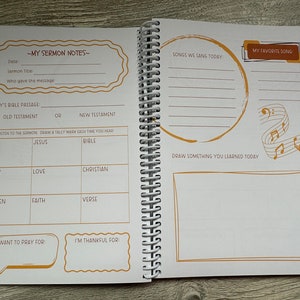 Peut inclure: Un carnet blanc avec une bordure dor&eacute;e et une reliure spirale. Le carnet comporte des sections pour les notes de sermon, les chants et une chanson pr&eacute;f&eacute;r&eacute;e. Le carnet comporte &eacute;galement une section pour dessiner quelque chose appris aujourd'hui.