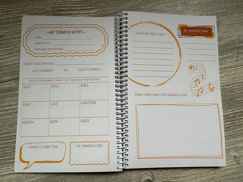 Peut inclure: Un carnet blanc avec une bordure dor&eacute;e et une reliure spirale. Le carnet comporte des sections pour les notes de sermon, les chants et une chanson pr&eacute;f&eacute;r&eacute;e. Le carnet comporte &eacute;galement une section pour dessiner quelque chose appris aujourd'hui.