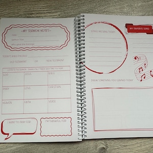 Peut inclure: Un carnet blanc avec des bordures et du texte rouges. Le carnet est ouvert &agrave; une page avec des sections pour les notes de sermon, le passage biblique et les chants. La page comprend &eacute;galement une section pour dessiner quelque chose appris aujourd'hui.