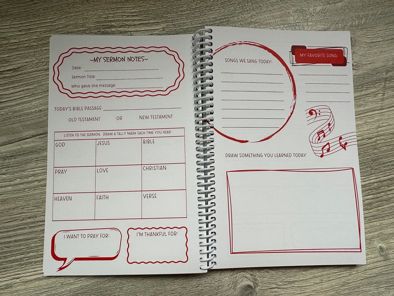 Peut inclure: Un carnet blanc avec des bordures et du texte rouges. Le carnet est ouvert &agrave; une page avec des sections pour les notes de sermon, le passage biblique et les chants. La page comprend &eacute;galement une section pour dessiner quelque chose appris aujourd'hui.