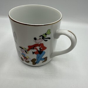 Taza de Disney Mickey Mouse y sus amigos con borde dorado, producto vintage de Disneyland. imagen 5