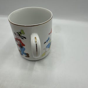 Taza de Disney Mickey Mouse y sus amigos con borde dorado, producto vintage de Disneyland. imagen 7