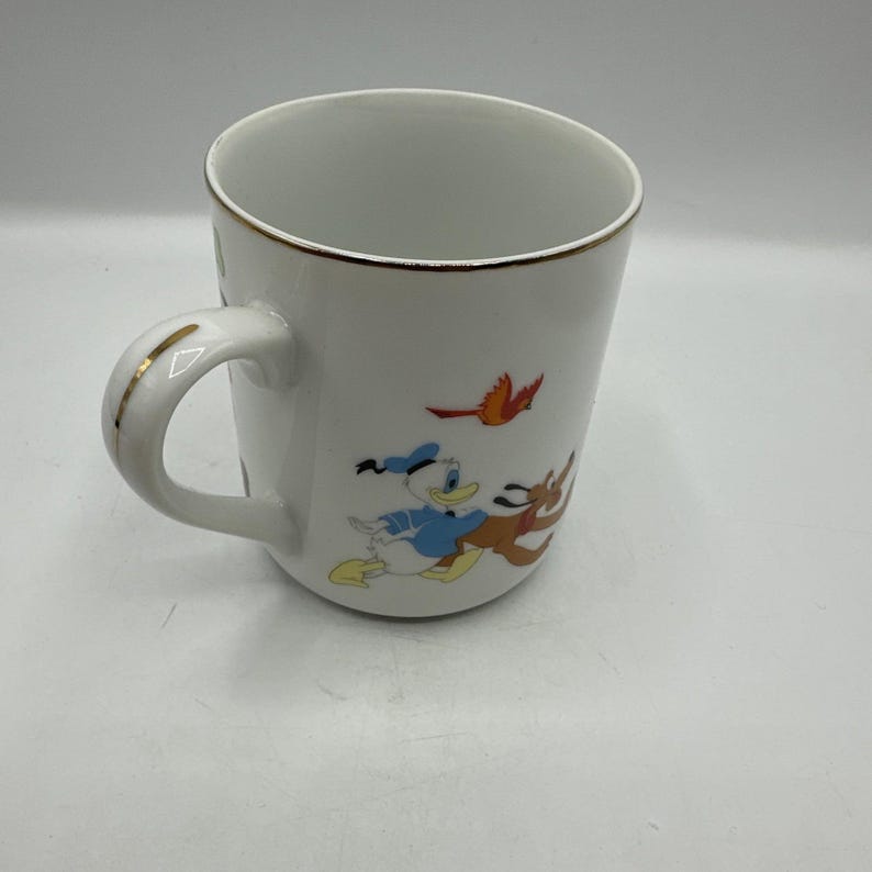 Taza de Disney Mickey Mouse y sus amigos con borde dorado, producto vintage de Disneyland. imagen 1