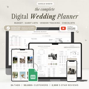 Op de afbeelding: Een witte keramische mok met een zwart handvat en de tekst "But First, Coffee" in een zwarte, vette letter. De mok staat op een wit oppervlak. De mok heeft een standaard formaat.