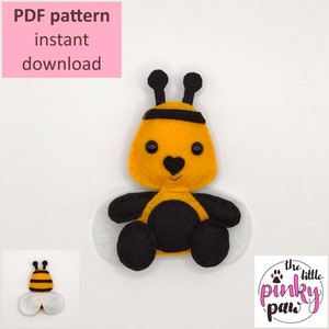 Può includere: Un modello di cucito in feltro per un'ape, con un corpo giallo, strisce nere e ali bianche. Il modello è disponibile per il download immediato. Il testo "PDF pattern instant download" è scritto in rosa su uno sfondo bianco.