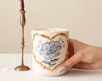 Reise-Keramikbecher, blauer Blumen-To-Go-Becher, handgeworfener Keramikbecher, rustikaler Schluckbecher, Limonadenbecher für die Bibliothek, Vintage-Ästhetikbecher