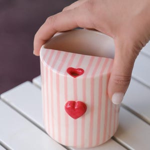Hjärtformad resemugg i keramik, minimalistisk ta med-mugg, handgjord keramikmugg, rustik sip-mugg, citronmugg för biblioteket, randig vintagemugg