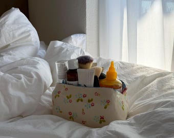 Ręcznie robiony ceramiczny organizer na kosmetyki, kwiatowy kosz do przechowywania w łazience, półka na kosmetyki do pielęgnacji skóry, organizer na blat toaletki, prezent Cottagecore