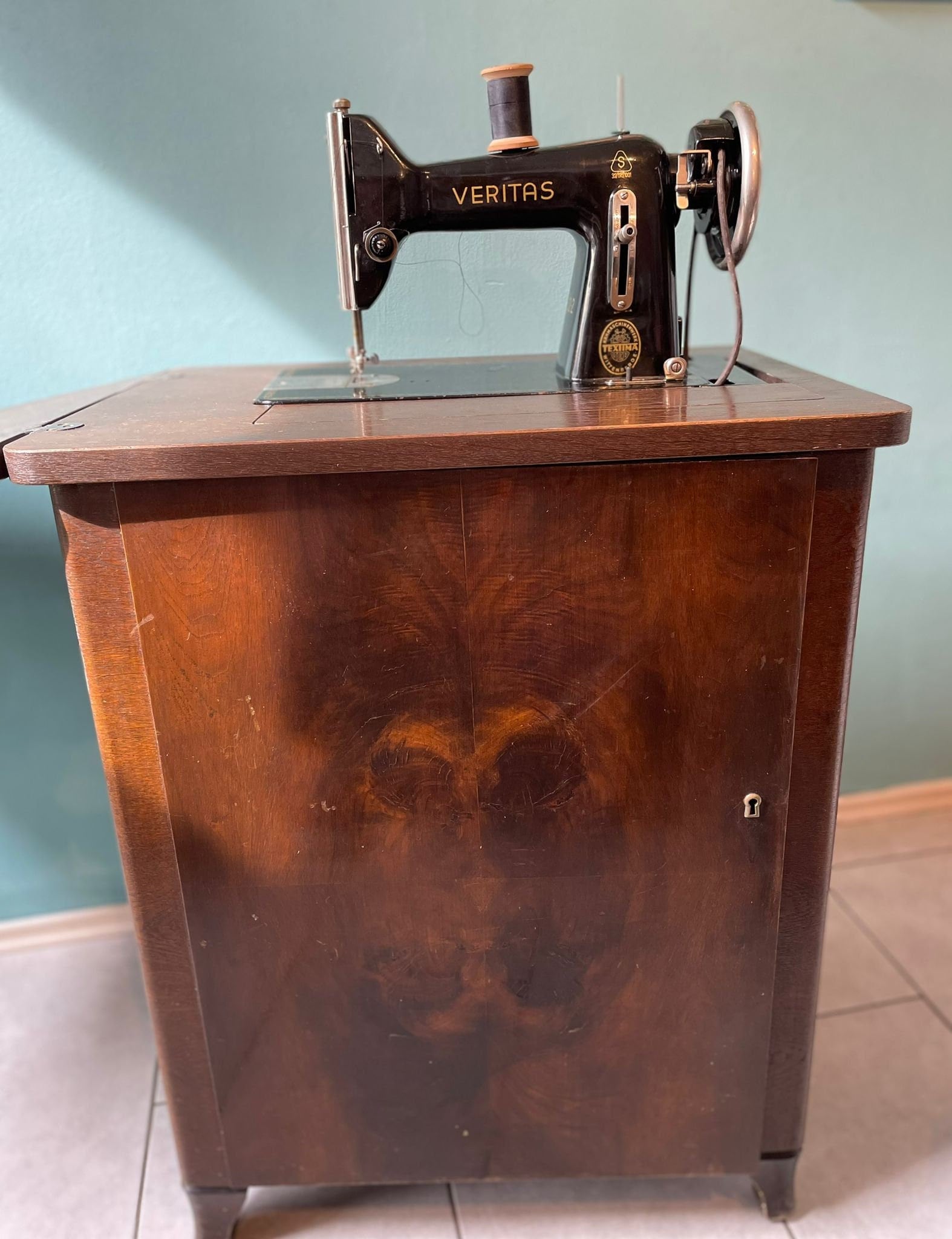 Vintage Sewing Machine / Sewing Table / Antique Sewing