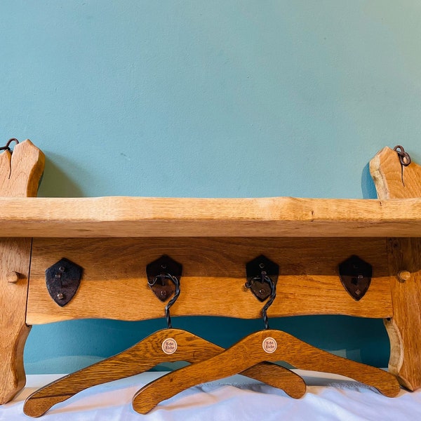 Rustikale massive Vintage Holz Garderobe aus echter Eiche mit Kleiderbügle aus Eiche