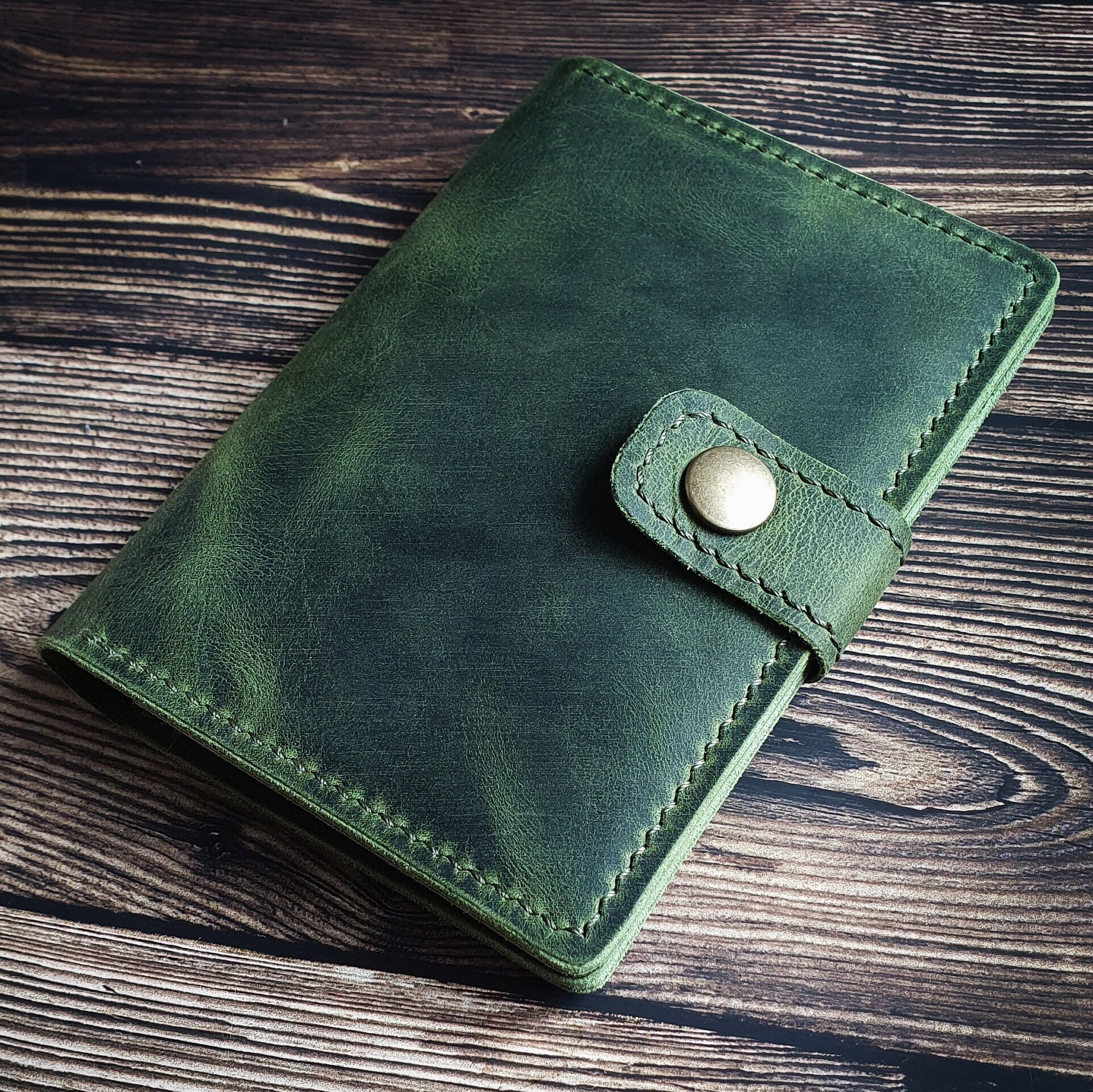 Monogram leather passport holder tan grain – Totême