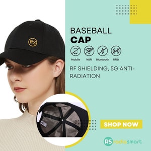 Op de afbeelding: Zwarte baseballpet met een gouden 'RS'-logo. De pet is ontworpen om mobiele, WiFi, Bluetooth en RFID-signalen te blokkeren. De tekst 'RF SHIELDING, 5G ANTI-RADIATION' staat op de afbeelding. De tekst 'SHOP NOW' en 'RS radiesmart' staat ook op de afbeelding.