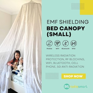 Może przedstawiać: Biały baldachim na łóżko z małym pluszowym zwierzątkiem w środku. Baldachim jest oznaczony jako "EMF Shielding Bed Canopy (Small)" i wskazuje, że zapewnia ochronę przed promieniowaniem bezprzewodowym, w tym sygnałami mobilnymi, WiFi, Bluetooth i RFID. Tekst zawiera również napis "Shop Now" i logo "RS radiasmart".