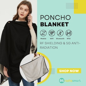 Może przedstawiać: Czarny płaszcz-kocem z szarym podszewka. Kocem jest zaprojektowany do blokowania sygnałów mobilnych, WiFi, Bluetooth i RFID. Tekst "PONCHO BLANKET" i "RF SHIELDING & 5G ANTI-RADIATION" jest nadrukowany na obrazku. Tekst "SHOP NOW" i "RS radiasmart" jest również nadrukowany na obrazku.
