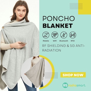 Peut inclure: Une couverture poncho grise avec une fermeture à bouton. La couverture est conçue pour bloquer les signaux mobiles, WiFi, Bluetooth et RFID. Le texte "PONCHO BLANKET" et "RF SHIELDING & 5G ANTI-RADIATION" est affiché sur l'image. Le texte "SHOP NOW" et "RS radiasmart" est également affiché sur l'image.