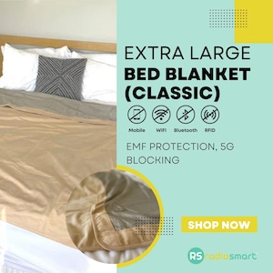 Może przedstawiać: Duży, beżowy koc do łóżka z ochroną EMF i blokadą 5G. Koc jest pokazany na łóżku z szarym poduszką. Tekst "EXTRA LARGE BED BLANKET (CLASSIC)" jest wyświetlany czarnym kolorem na jasnoniebieskim tle. Tekst "Mobile WIFI Bluetooth RFID" jest wyświetlany czarnym kolorem na białym tle. Tekst "EMF PROTECTION, 5G BLOCKING" jest wyświetlany czarnym kolorem na jasnoniebieskim tle. Tekst "SHOP NOW" jest wyświetlany białym kolorem na czarnym tle. Tekst "RS radiasmart" jest wyświetlany czarnym kolorem na białym tle.
