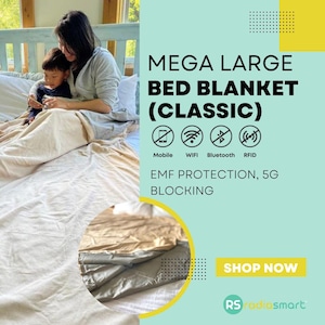 Może przedstawiać: Duży, beżowy koc do łóżka z złożonym na nim szarym i beżowym kocem. Tekst "MEGA LARGE BED BLANKET (CLASSIC)" jest wyświetlany czarnym kolorem na jasnoniebieskim tle. Pod tekstem znajdują się cztery ikony reprezentujące telefon komórkowy, Wi-Fi, Bluetooth i RFID. Tekst "EMF PROTECTION, 5G BLOCKING" jest wyświetlany czarnym kolorem na jasnoniebieskim tle. Tekst "SHOP NOW" jest wyświetlany białym kolorem na żółtym tle. Tekst "RS radiasmart" jest wyświetlany czarnym kolorem na żółtym tle.
