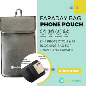Op de afbeelding: Een grijze leren Faraday-telefoonhoes met een zwarte klittenbandflap en een zwarte band. De hoes is ontworpen om mobiele signalen, wifi, Bluetooth en RFID te blokkeren. De tekst "RS radiesmart" staat op de hoes. De tekst "FARADAY BAG PHONE POUCH" staat op een turquoise achtergrond met witte tekst. De tekst "SHOP NOW" staat op een gele achtergrond met witte tekst.