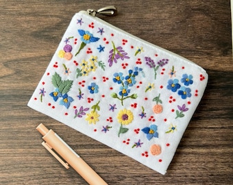 Hand Embroidered Flower Pouch, Wild Flower Embroidery, Custom Pouch, Linen Wallet, Handmade Makeup Bag, Bridesmaid Gift, Linen Coin Purse