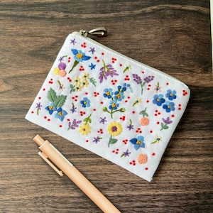 Hand Embroidered Flower Pouch, Wild Flower Embroidery, Custom Pouch, Linen Wallet, Handmade Makeup Bag, Bridesmaid Gift, Linen Coin Purse