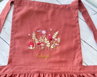 Hand Embroidered Apron Women, Personalized Apron, Flower Garden Embroidered Apron, Linen Apron, Gardening Apron, Kitchen Apron, Bee Apron