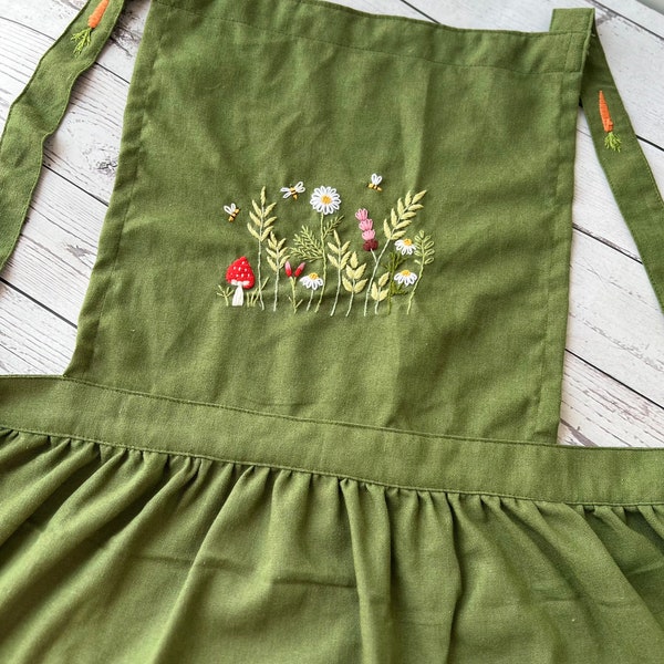 Personalized Hand Embroidered Apron Women, Floral Garden Embroidered Apron, Linen Apron, Gardening Apron,Kitchen Apron,Bee Apron,Daisy Apron