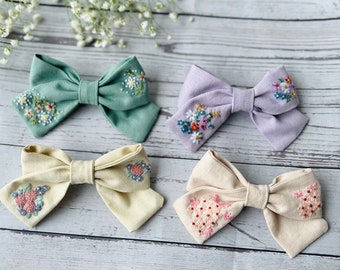 Blumen Haarschleife, handgestickte Rose Haarschleife personalisiert, Stickerei Haargummi, elastische Haarspange, Aligator-Clip, französische Haarspange Haarschleife