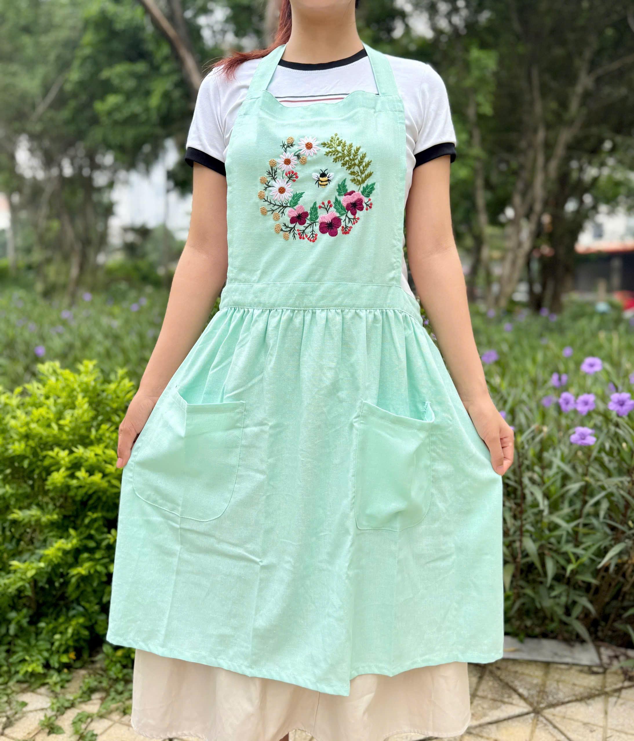 花と蜂の刺繍入りエプロン（女性用）、名入れ手刺繍エプロン、リネン