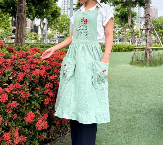 花柄手刺繍エプロン（女性用）、フリル付きエプロン、名入れ刺繍