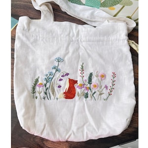Toteväska i linne med broderad räv och blommor, axelväska, toteväska med prästkrage, handbroderad toteväska, personlig väska, toteväska med dragsko.