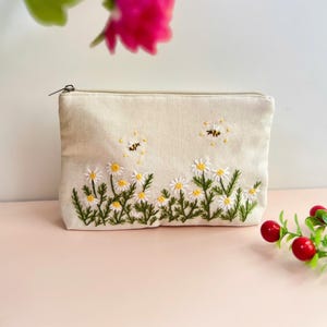 Personalized Hand Embroidered Cosmetic Bag, Daisy Pouch, Linen Bag, Handmade Makeup Bag, Bridesmaid Gift,Linen Coin Purse,Embroidery Bag
