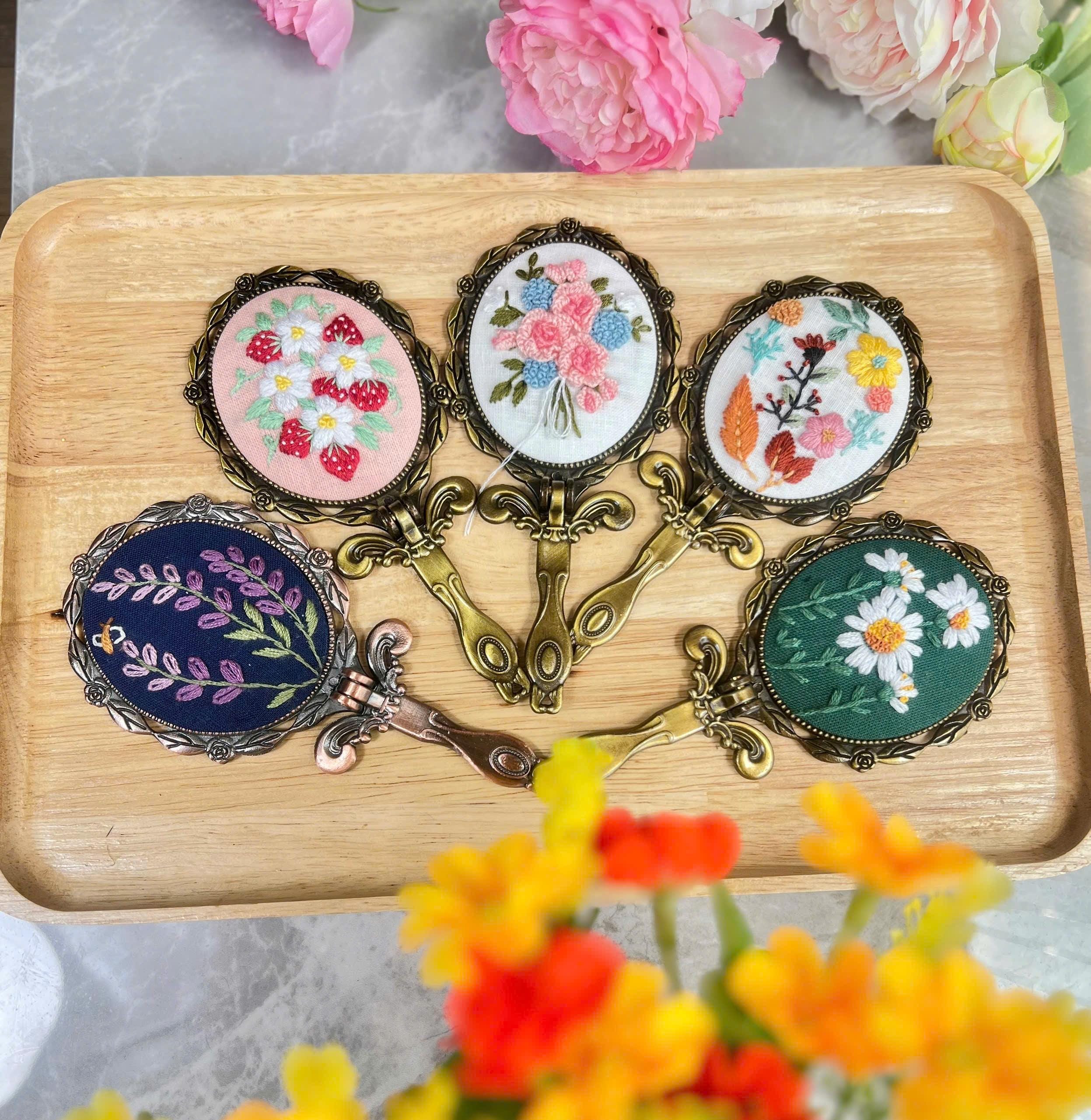 刺繍入りヴィンテージコンパクトミラー ハンドル付き イチゴ刺繍