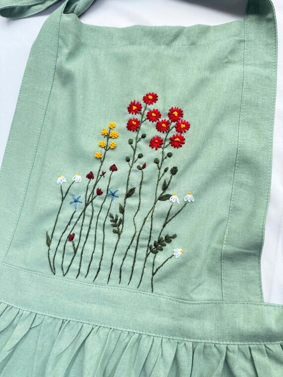 花柄手刺繍エプロン(女性用)、フリル付きエプロン、名入れ刺繍 花柄手刺繍エプロン(女性用)、フリル付きエプロン、名入れ刺繍