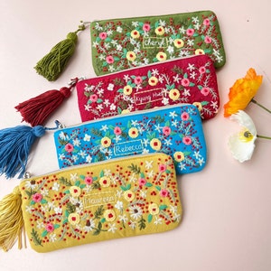 Trousse personnalisée brodée à la main, pochette rose en lin, trousse à maquillage faite main, cadeau de demoiselle d'honneur, porte-monnaie en lin, pochette fleurs sauvages