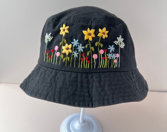 手刺繍のワイルドフラワーバケットハット、ヴィンテージ風の夏用