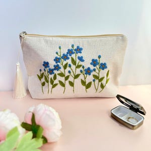 Trousse à cosmétiques personnalisée brodée à la main, pochette à fleurs myosotis, trousse en lin, trousse de maquillage faite main, cadeau de demoiselle d'honneur, porte-monnaie en lin,