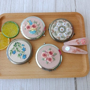 Floral Embroidered Compact Mirror, Flower Pocket Mirror, Daisy Mirror,Makeup Mirror, Vintage Compact Mirror