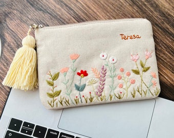 Personalized Hand Embroidered Flower Pouch, Linen Wallet, Handmade Makeup Bag, Bridesmaid Gift, Linen Coin Purse, Daisy Embroidery Bag