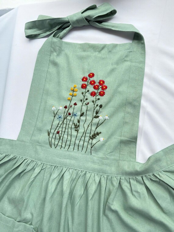 花柄手刺繍エプロン（女性用）、フリル付きエプロン、名入れ刺繍