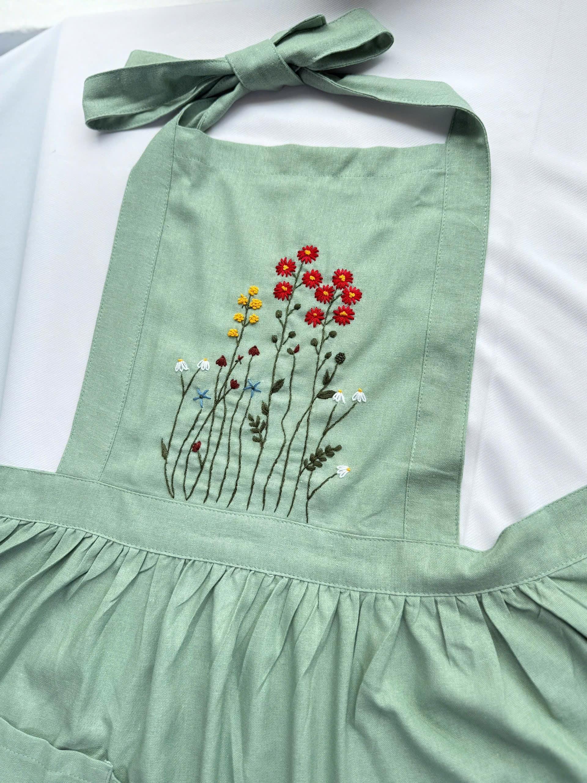 花柄手刺繍エプロン（女性用）、フリル付きエプロン、名入れ刺繍