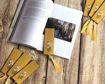 Hand Embroidered Custom Bookmark,  Flower Hand Embroidered Bookmark, Personalized Book Mark, Daisy Handmade Bookmark, Linen Bookmark