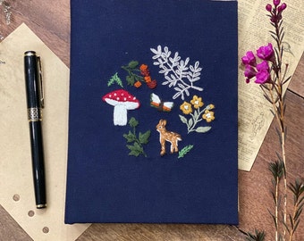 Handgjord broderad anteckningsbok med svamp, rådjur, vilda blommor, personlig anteckningsbok, tygpärm, personlig anteckningsbok